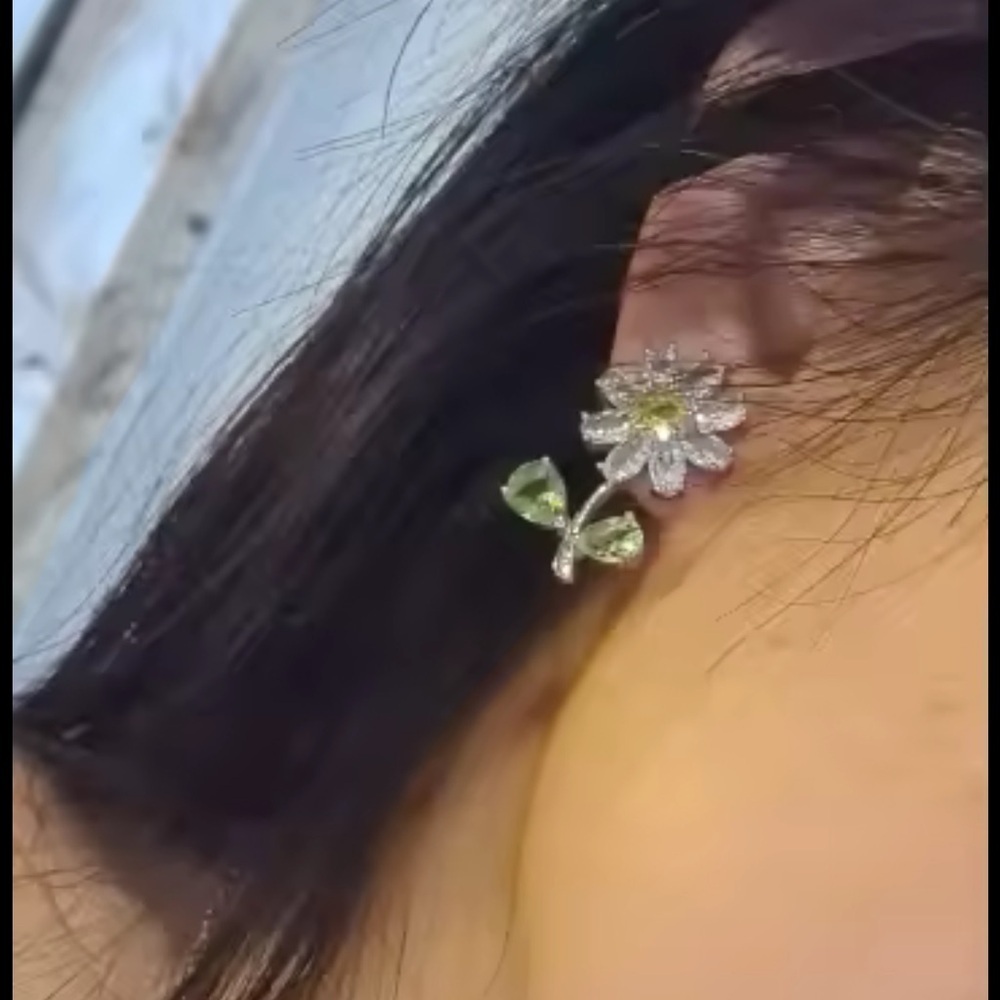Daisy Floral Crystal Earrings - Picture 12 of 16
